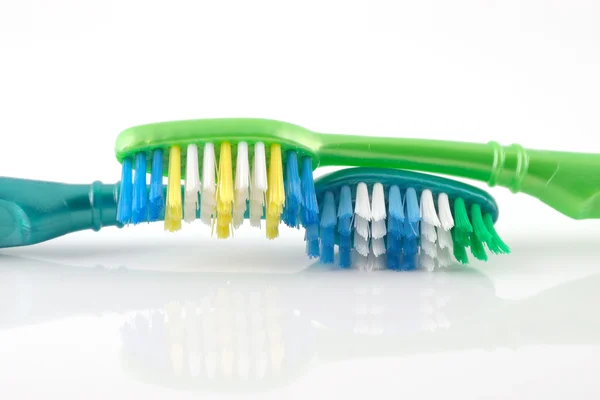 ホワイト上の 2 つの歯ブラシ — ストック写真