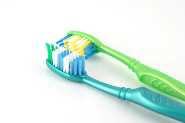ホワイト上の 2 つの歯ブラシ — ストック写真