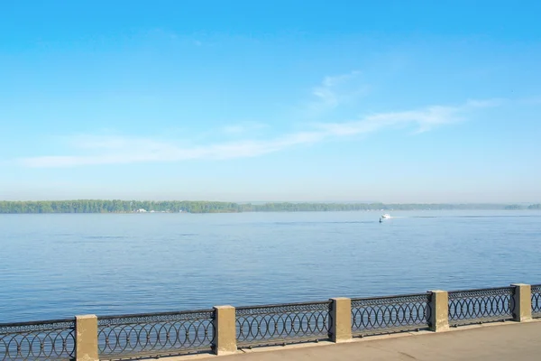 Volga Nehri kıyısında göster — Stok fotoğraf