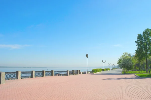 Vista sul molo del fiume Volga — Foto Stock