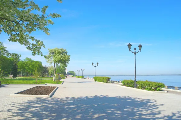 Vista sul molo del fiume Volga — Foto Stock