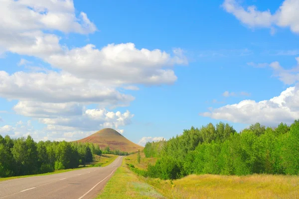 美しい夏の風景、高い山への道 — ストック写真