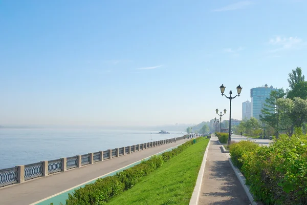 Vista sobre muelle del río Volga Fotos de stock