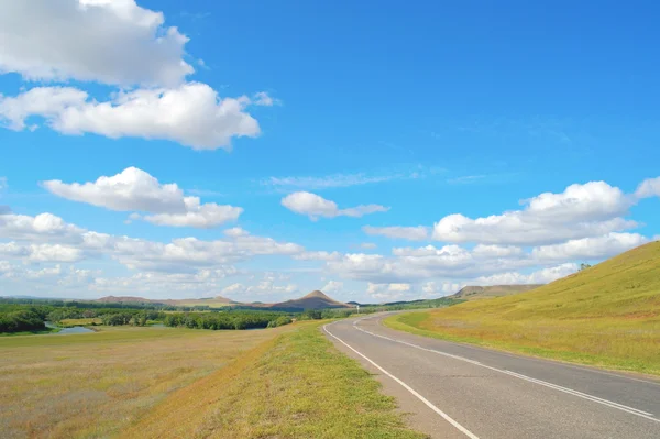 Linda paisagem de verão com rodovia — Fotografia de Stock