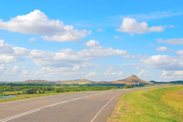 高速道路との美しい夏の風景 — ストック写真