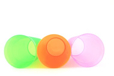 yeşil, turuncu ve pembe bardak