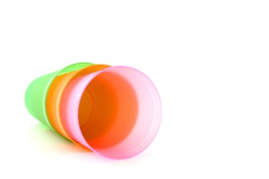 yeşil, turuncu ve pembe bardak beyaz bitti