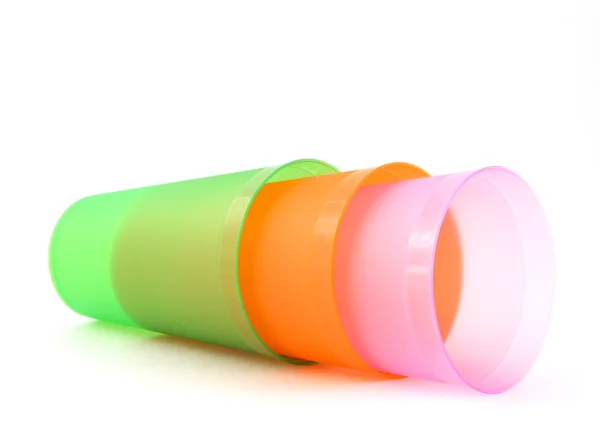 Grüne, orangefarbene und rosa Tassen — Stockfoto