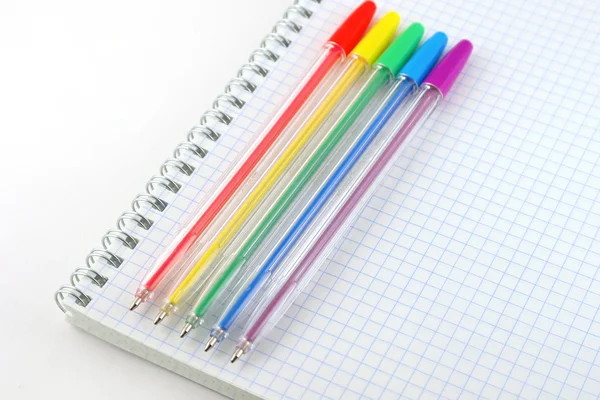 Bolígrafos de color en el libro de copias — Foto de Stock