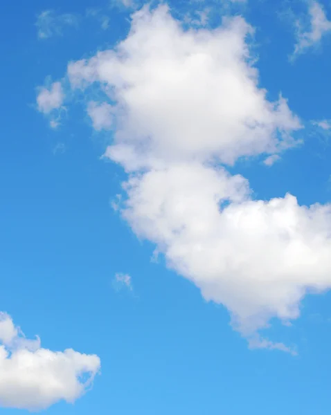 Красивое голубое небо с белыми облаками — стоковое фото