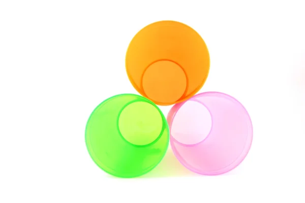 Grüne, orangefarbene und rosa Tassen — Stockfoto
