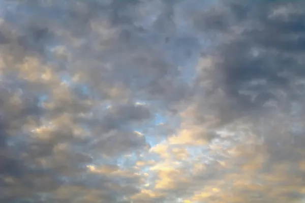 Céu nublado com nuvens cinzas — Fotografia de Stock