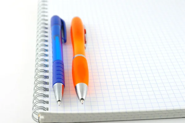 Długopis niebieski i pomarańczowy z kopii książki — Zdjęcie stockowe
