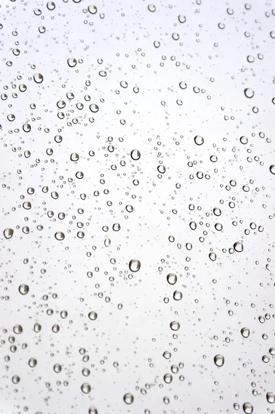 Gotas de chuva na janela inclinada — Fotografia de Stock