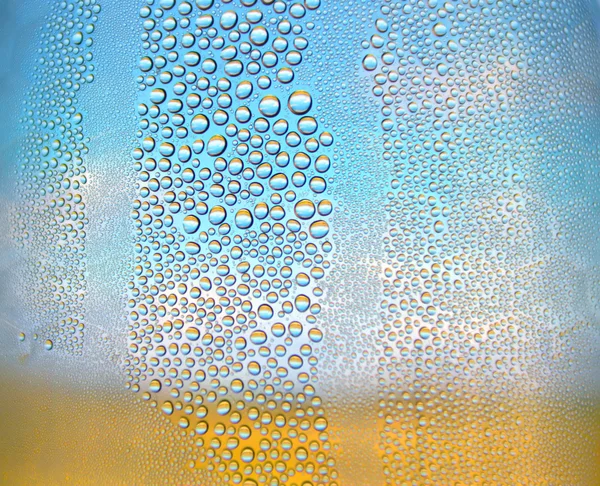 Gocce d'acqua sul vetro storto — Foto Stock