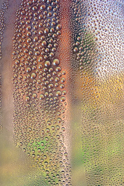 Wassertropfen auf das schiefe Glas — Stockfoto