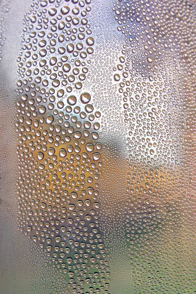 Eğimli cam üstünde su damlaları — Stok fotoğraf