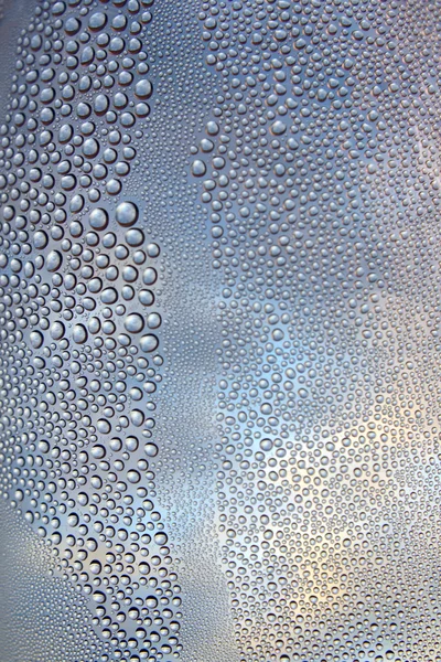 Gotas de agua en el vaso torcido — Foto de Stock