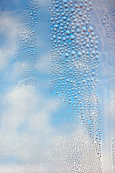Des gouttes d'eau sur le verre tordu — Photo