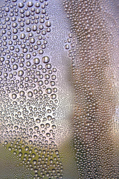 Des gouttes d'eau sur le verre tordu — Photo