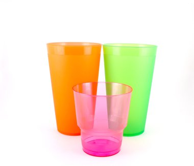 yeşil, turuncu ve pembe bardak
