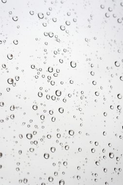 eğimli penceresinde yağmur damlaları