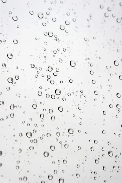 eğimli penceresinde yağmur damlaları