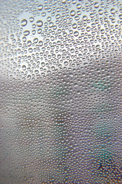 Gotas de agua en el vaso torcido — Foto de Stock