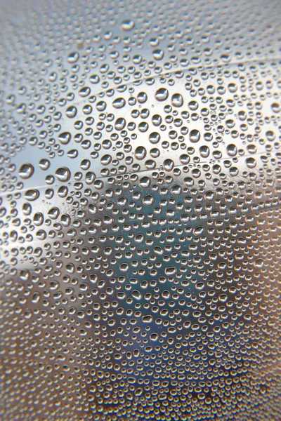 Gotas de água no vidro torto — Fotografia de Stock