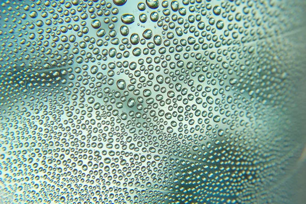 Gotas de agua en el vaso torcido — Foto de Stock