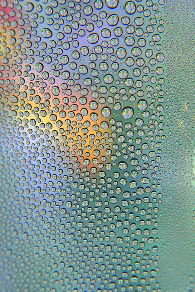 弯曲玻璃上的水滴 — 图库照片