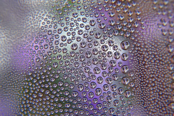 Капли воды на кривое стекло — стоковое фото
