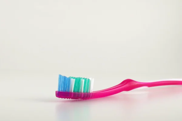Зубная щётка над нейтральной — стоковое фото