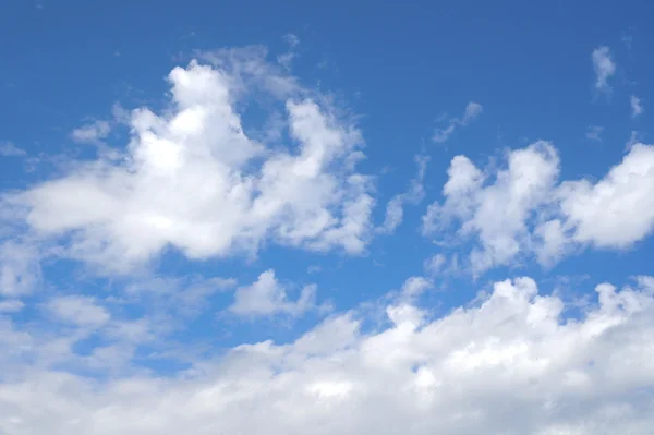 Mooie blauwe lucht met wolken — Stockfoto