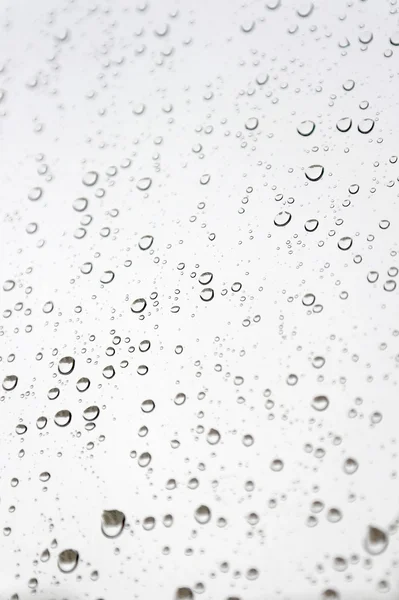 Gotas de chuva na janela inclinada — Fotografia de Stock