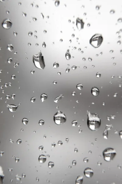 Regentropfen auf das Fenster. flacher dof. — Stockfoto