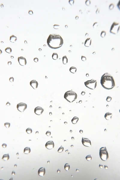 Regnet droppar på fönstret. grunt dof. — Stockfoto