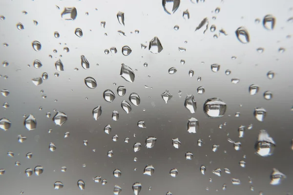 Regentropfen auf das Fenster. flacher dof. — Stockfoto