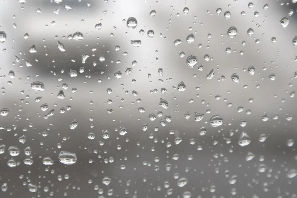 Абстрактный фон. капли дождя на окне — стоковое фото