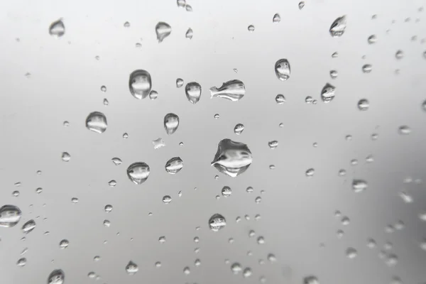 La pluie tombe sur la fenêtre. DOF peu profond . — Photo