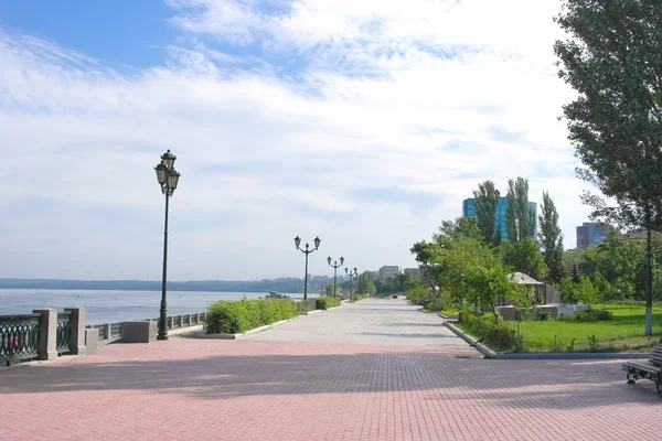 Vista sobre cais de rio Volga na cidade Samara — Fotografia de Stock