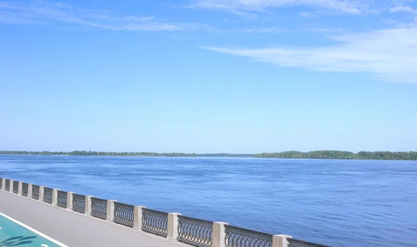 川ヴォルガ川の海岸を表示します。 — ストック写真