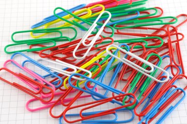 renk ekose desenli kağıt üzerinde klipler