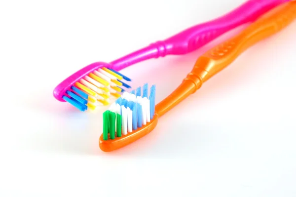 Beyaz üzerine iki diş fırçaları — Stok fotoğraf