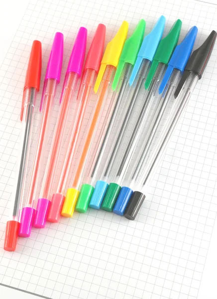 Penna a colori sulla carta a quadretti — Foto Stock
