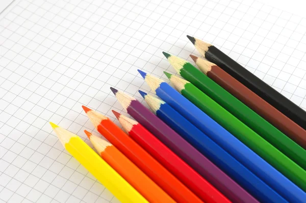 Barevné tužky na kontrolované papíru — Stock fotografie