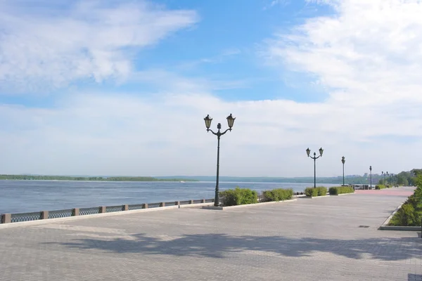 Vista sobre cais de rio Volga na cidade Samara Imagens De Bancos De Imagens