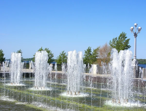 Fontaine sur le quai de la Volga Images De Stock Libres De Droits