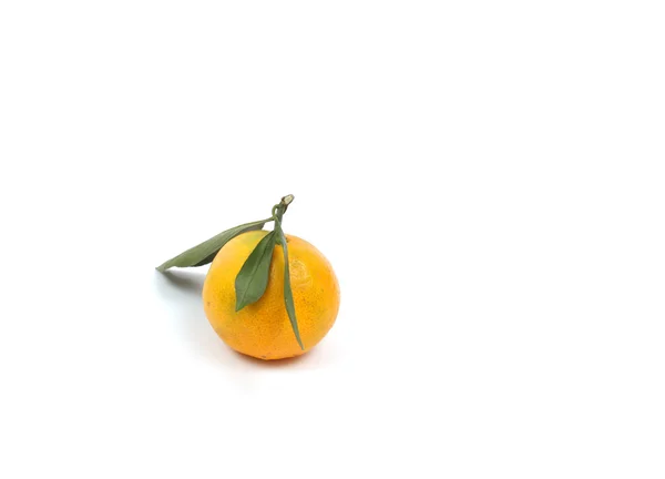 Mandarina madura sobre blanco —  Fotos de Stock
