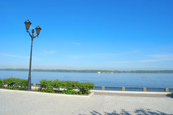 Quay içinde şehir samara volga Nehri üzerinde göster — Stok fotoğraf